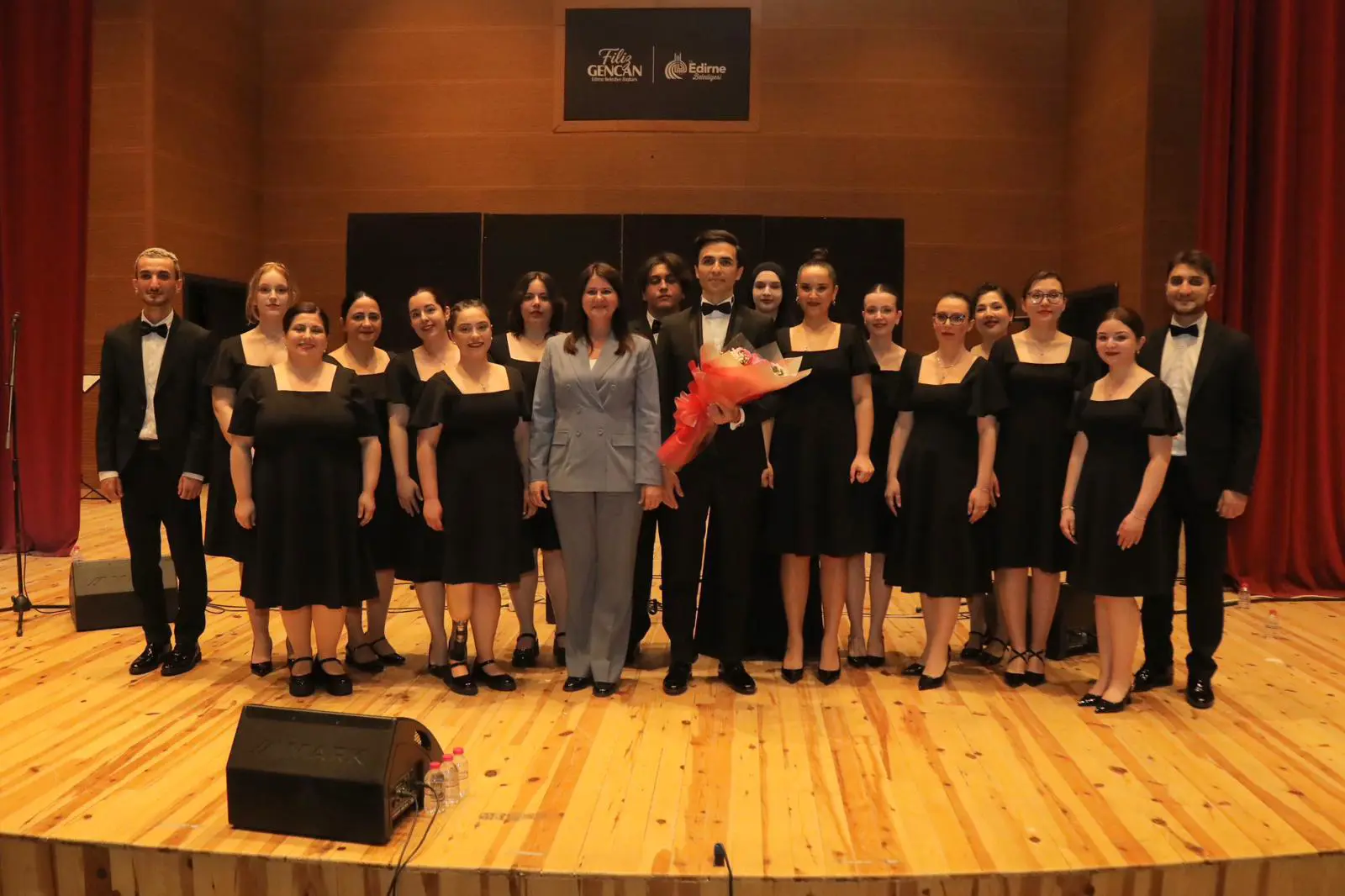 ÇOK SESLİ ODA MÜZİĞİ TOPLULUĞU MÜZİKSEVERLERİ BÜYÜLEDİ galeri görseli